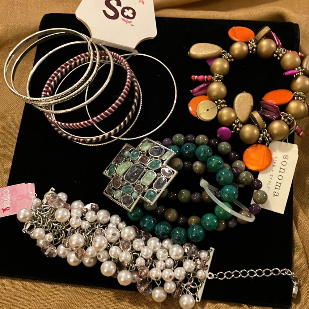 Ladies, 11 piece lot of new assorted, beautiful bracelets